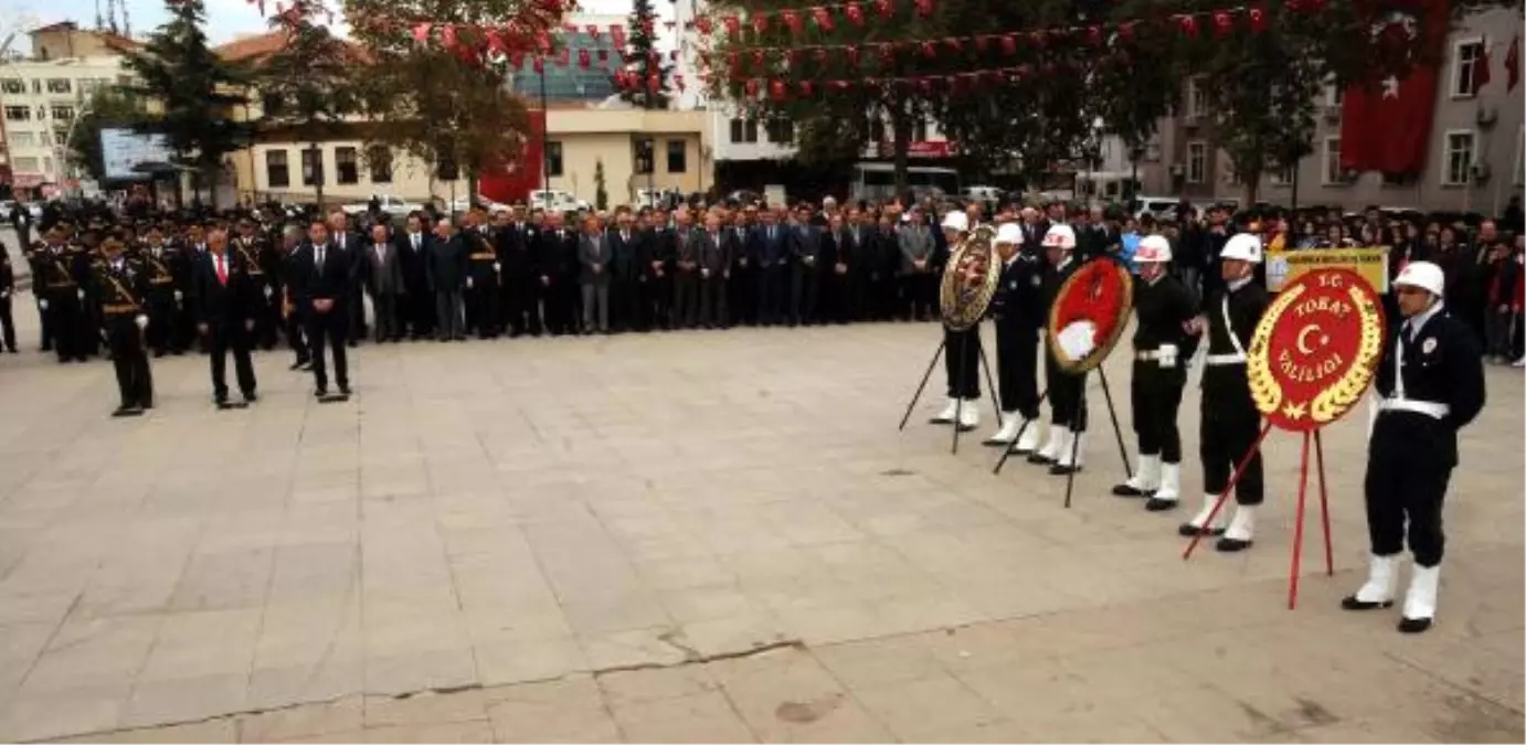 Sivas ve Tokat\'ta Atatürk Anıtı\'na Çelenk Sunuldu