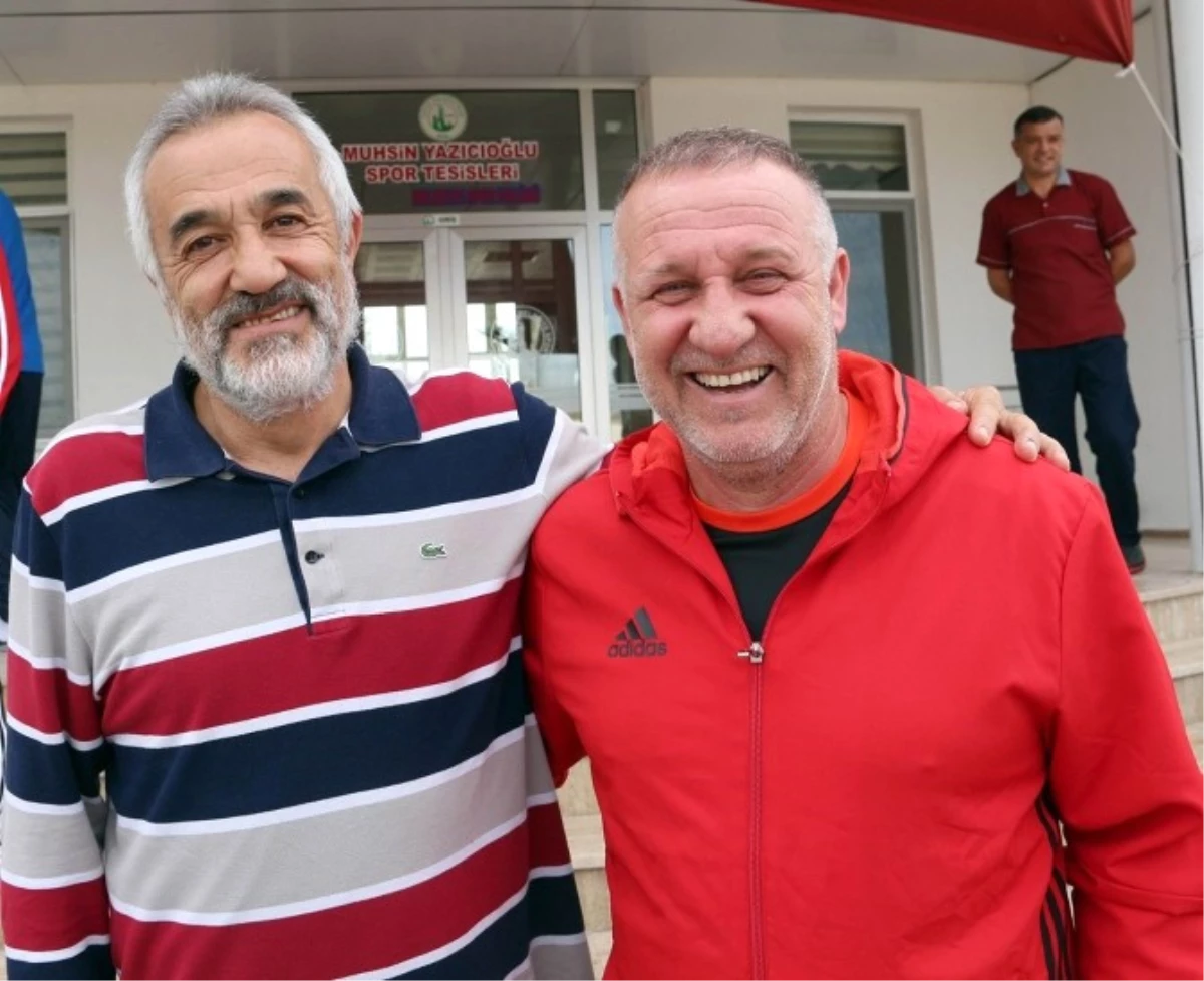 Sivasspor Teknik Direktörü Bakkal\'dan, Belediyespor\'a Ziyaret