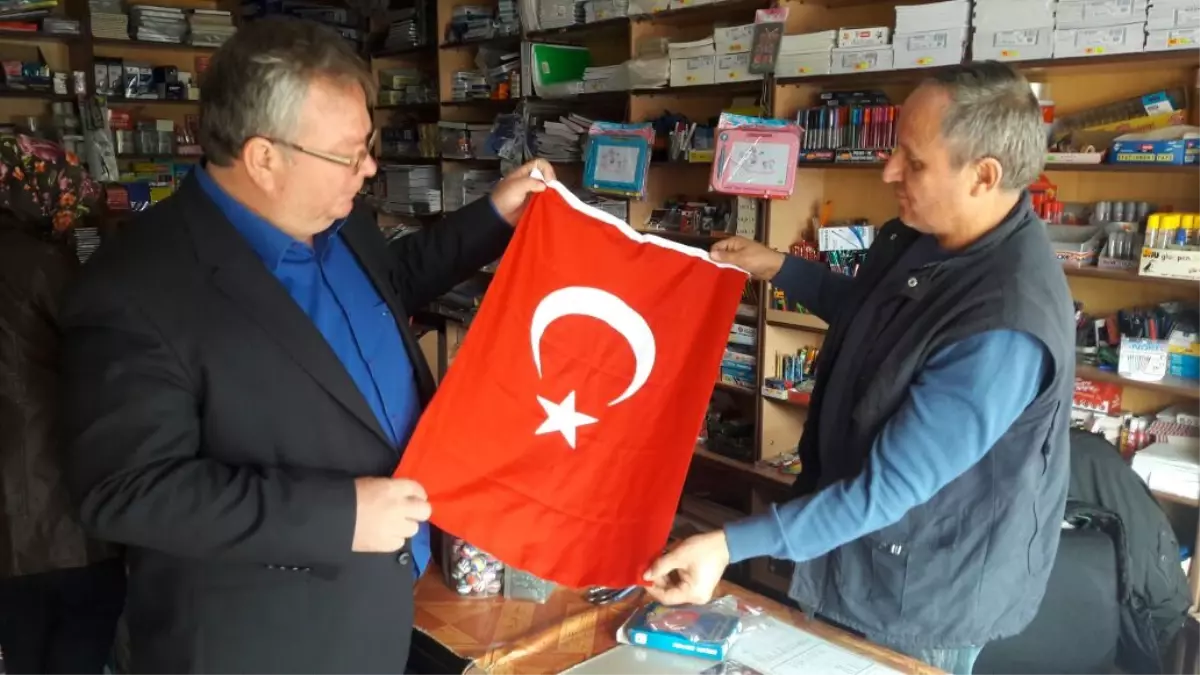 Süloğlu Belediyesi\'nden Vatandaşlara ve Öğrencilere Türk Bayrağı