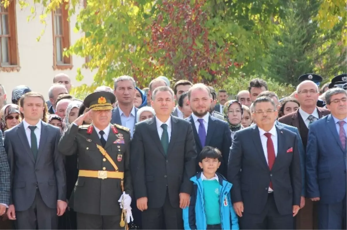 Vali ve Belediye Başkanı Komutanın Yanında Yer Aldı