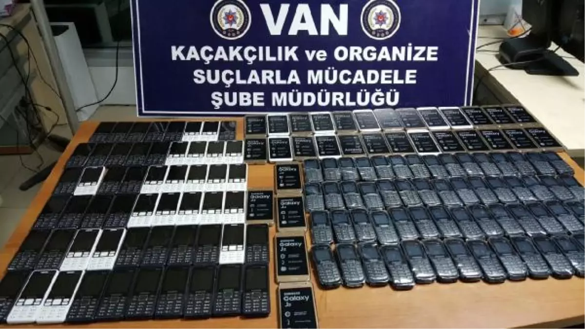 Van\'da Kargo Merkezinde Kaçak 146 Telefon ve Nargile Tütünü Ele Geçirildi