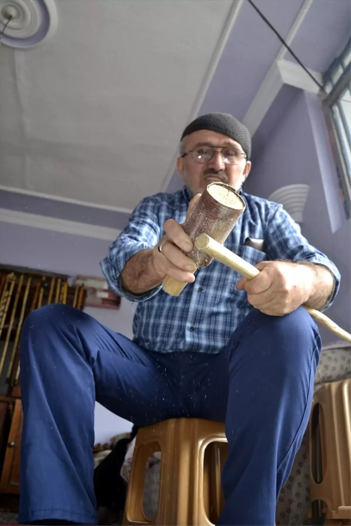 Yaşlılar ve İhtiyaç Sahipleri İçin Baston Yapıyor