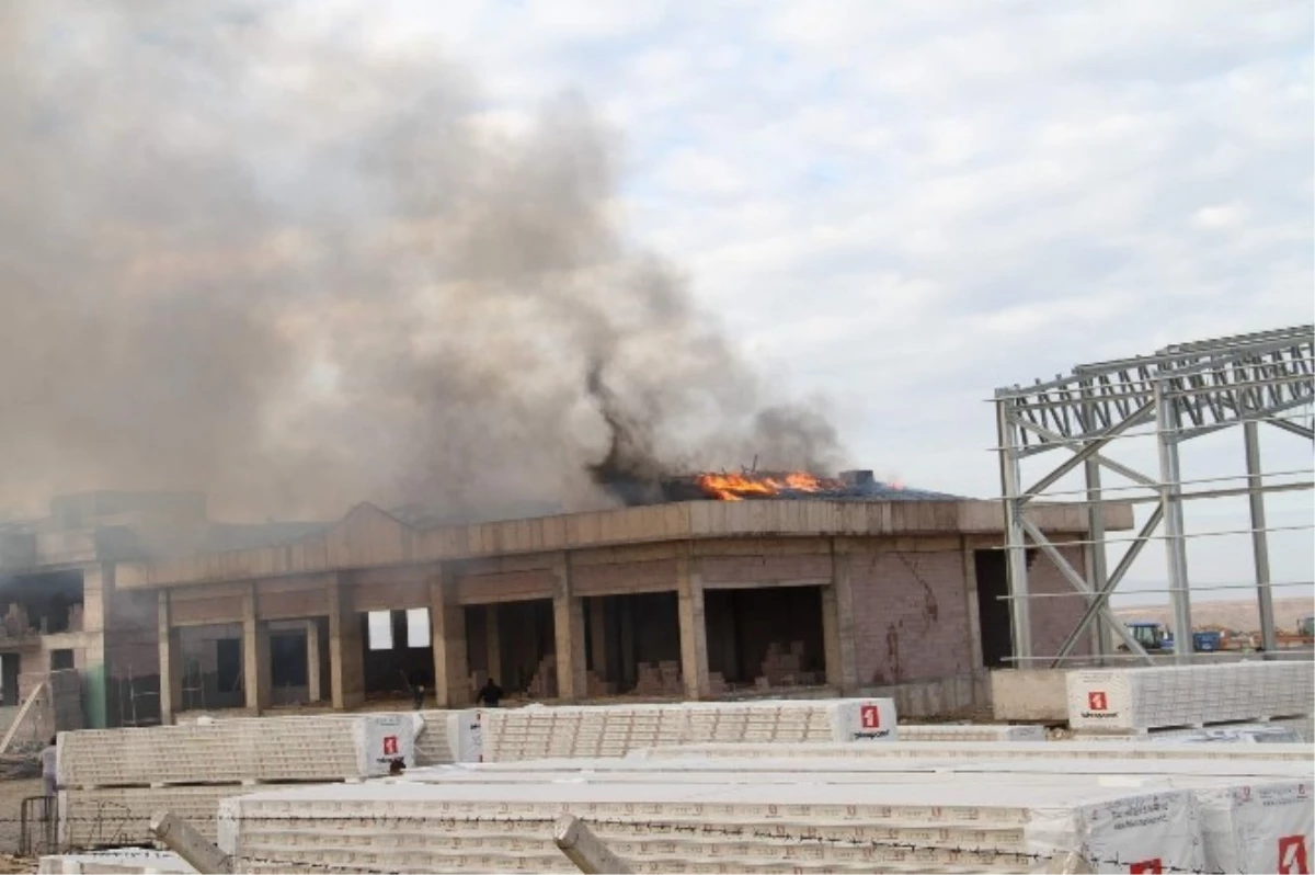 Yozgat\'ta İnşaatı Süren Binanın Çatısı Yandı, Çalışanlar Yangını İzledi