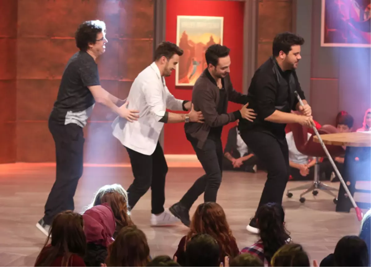 3 Adam ve Mustafa Ceceli\'den Sosyal Medyayı Sallayan Dans!