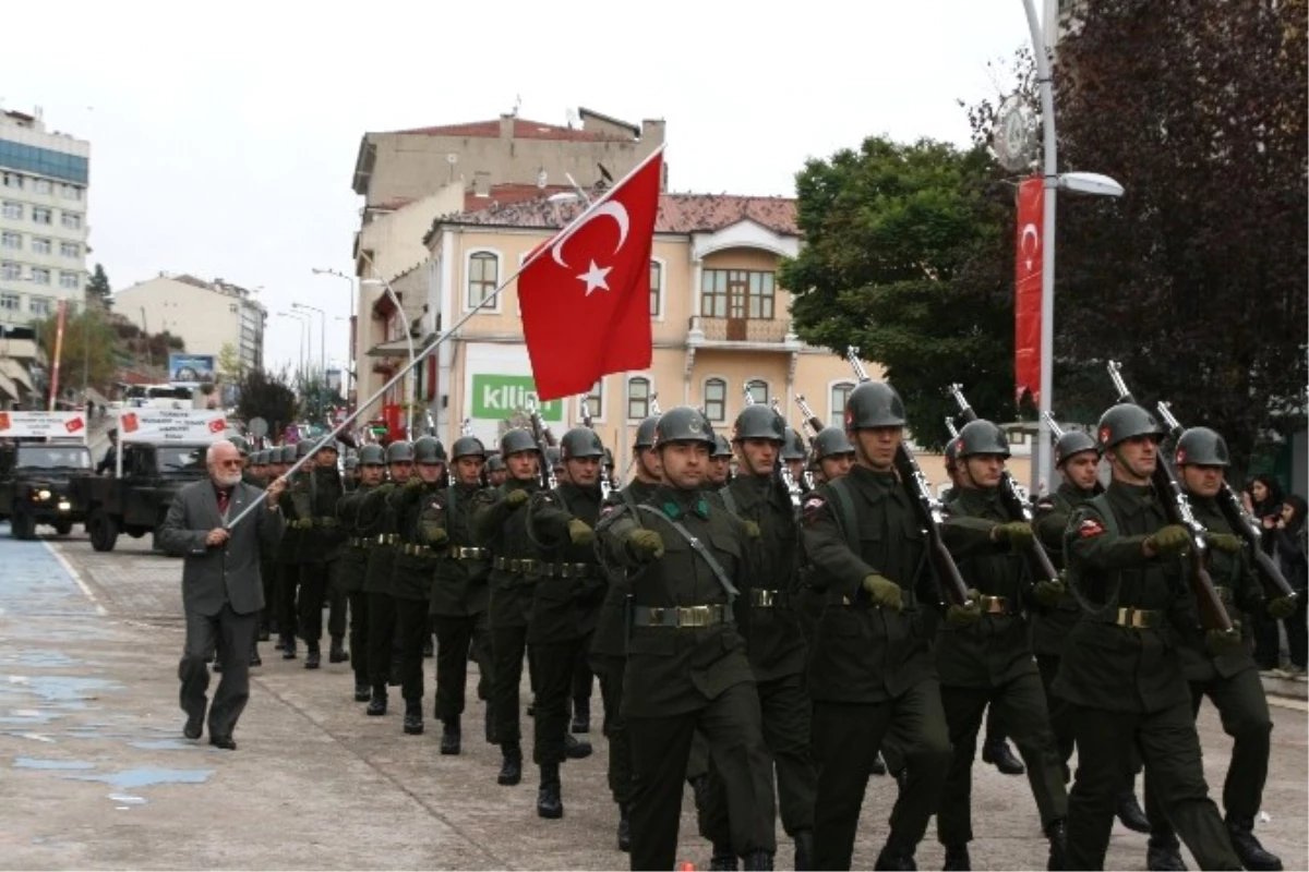 77\'lik Dede Türk Bayrağıyla Her Bayramda Askerlerle Birlikte Yürüyor
