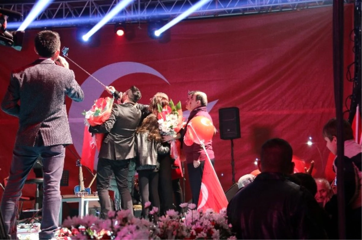 90\'ların Unutulmaz İsimleri Binlerce Vatandaşla Cumhuriyet Selfiesi Çekti