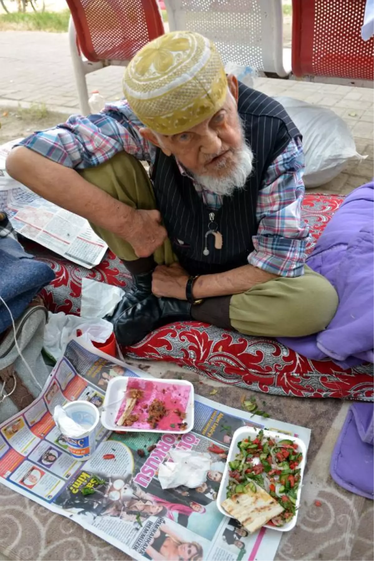 Evi Yıkılan 90 Yaşındaki Adam Sokakta Kaldı