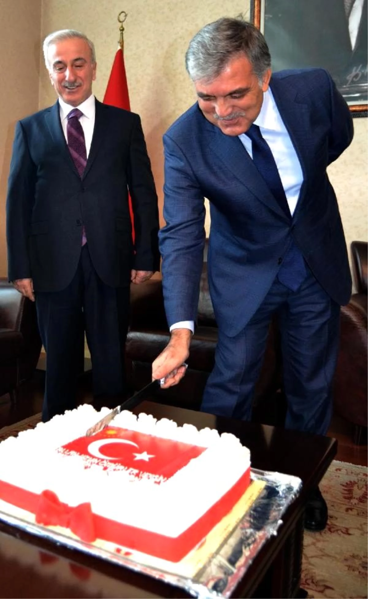 Abdullah Gül\'e Memleketinde 67\'nci Yaş Pastası