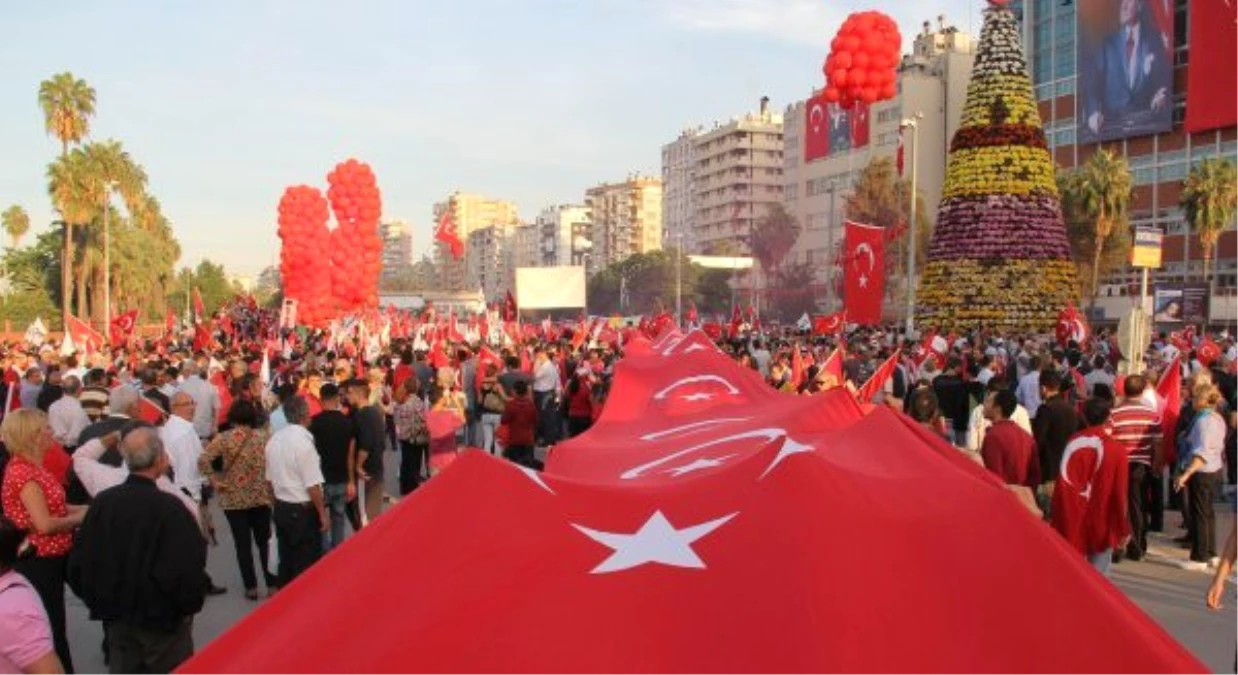 Adana\'da "Cumhuriyet Yürüyüşü" Düzenlendi