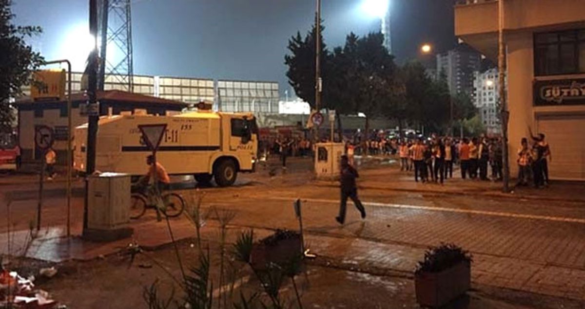 Adanaspor Taraftarları Birbirleriyle Kapıştı, Araya TOMA Girdi