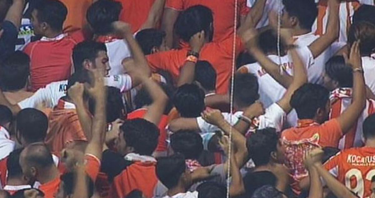 Adanasporlu Taraftarlar, Yönetimi Protesto Etmek İçin Sırtlarını Döndüler