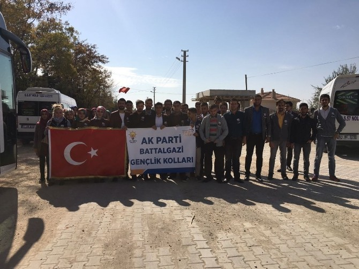 Ak Partili Gençlerden, Şehit Ömer Halisdemir\'in Kabrine Ziyaret