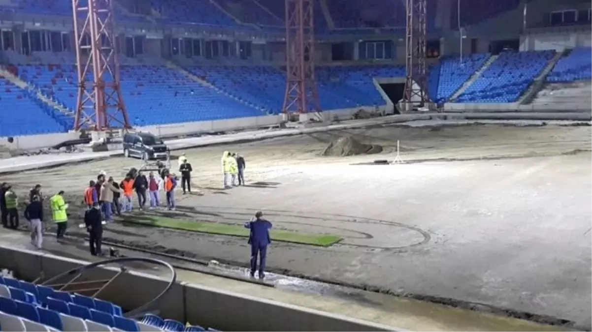 Akyazı Stadı\'nda Çim Serme Çalışması Başladı