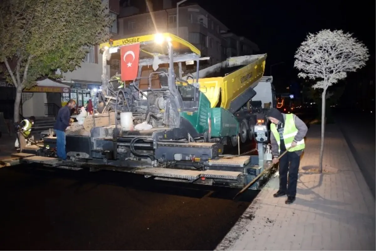 Ali Ulvi Kurucu Caddesinde Asfalt Yenileniyor