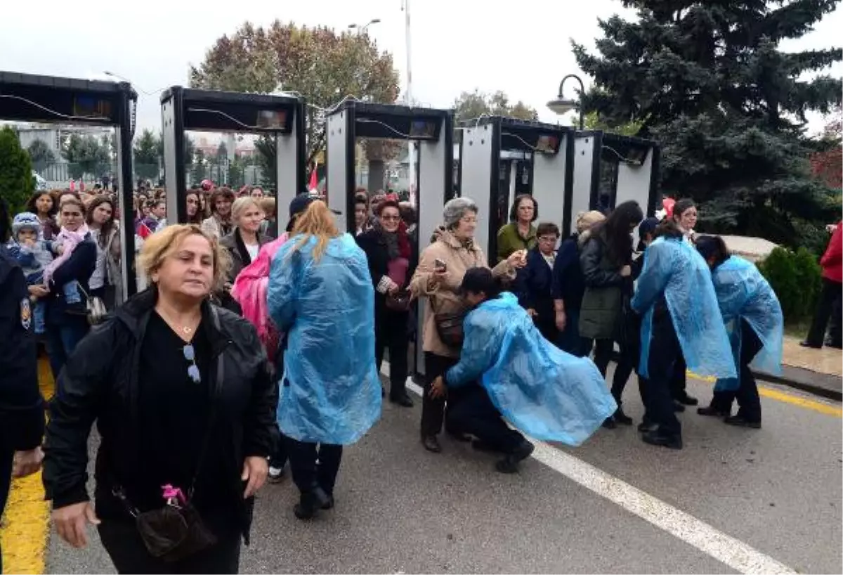 Vatandaşlar Anıtkabir\'e Akın Etti, Yoğun Güvenlik Önlemi Alındı
