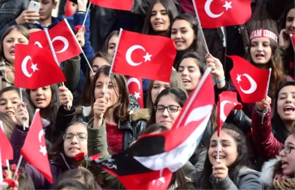 Ankaralılar Anıtkabir\'e Akın Etti, Yoğun Güvenlik Önlemi Alındı