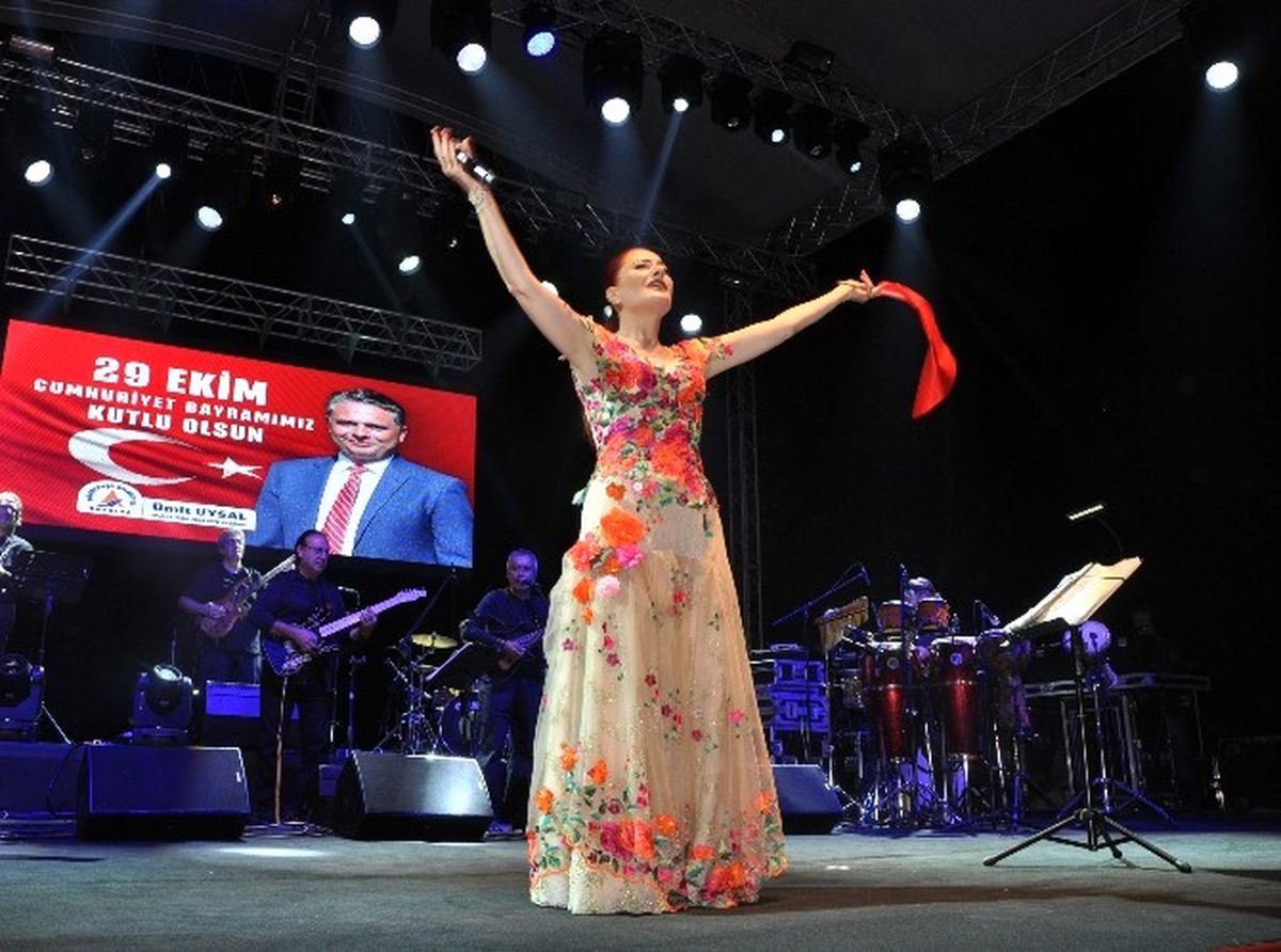 Antalya\'da 29 Ekim Kutlamalarında Candan Erçetin Çoşkusu