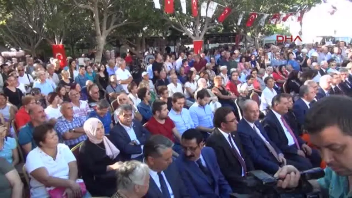 Antalya-Kitap Fuarında Ilker Başbuğ\'a Özel Ilgi