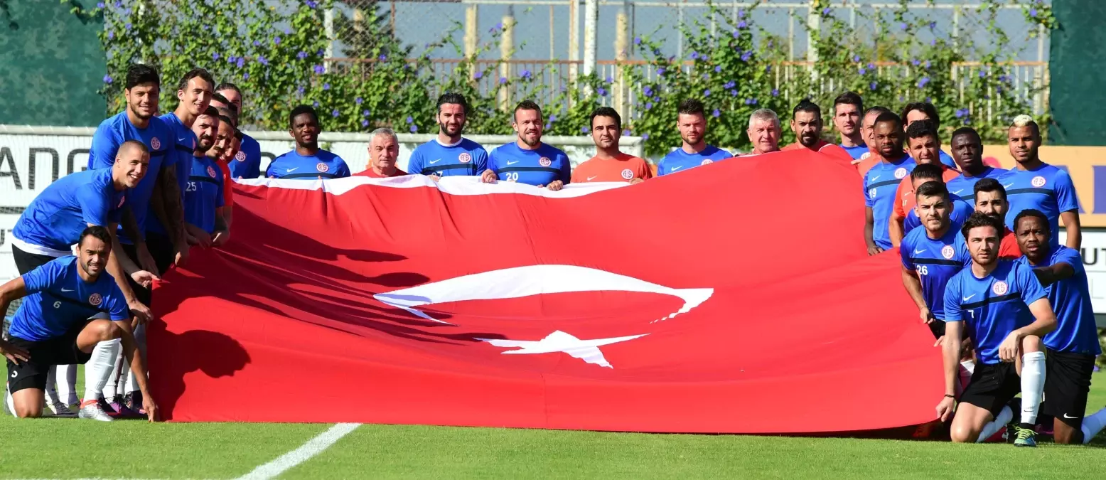 Antalyasporlu Futbolculardan Dev Bayraklı Kutlama