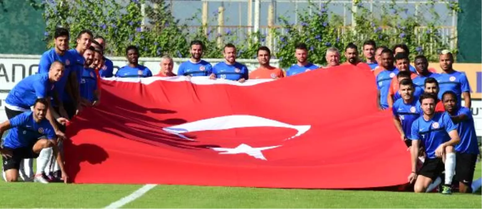 Antalyasporlu Futbolculardan Dev Türk Bayraklı Kutlama