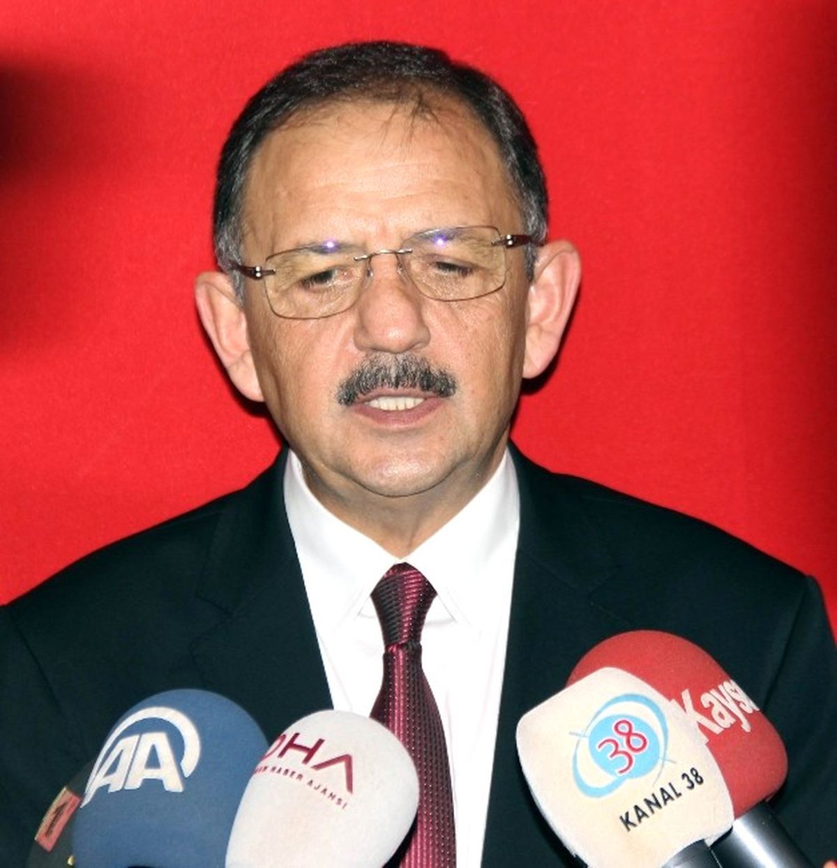 Bakan Özhaseki Çalışmayan Belediye İşçileri Hakkında Konuştu