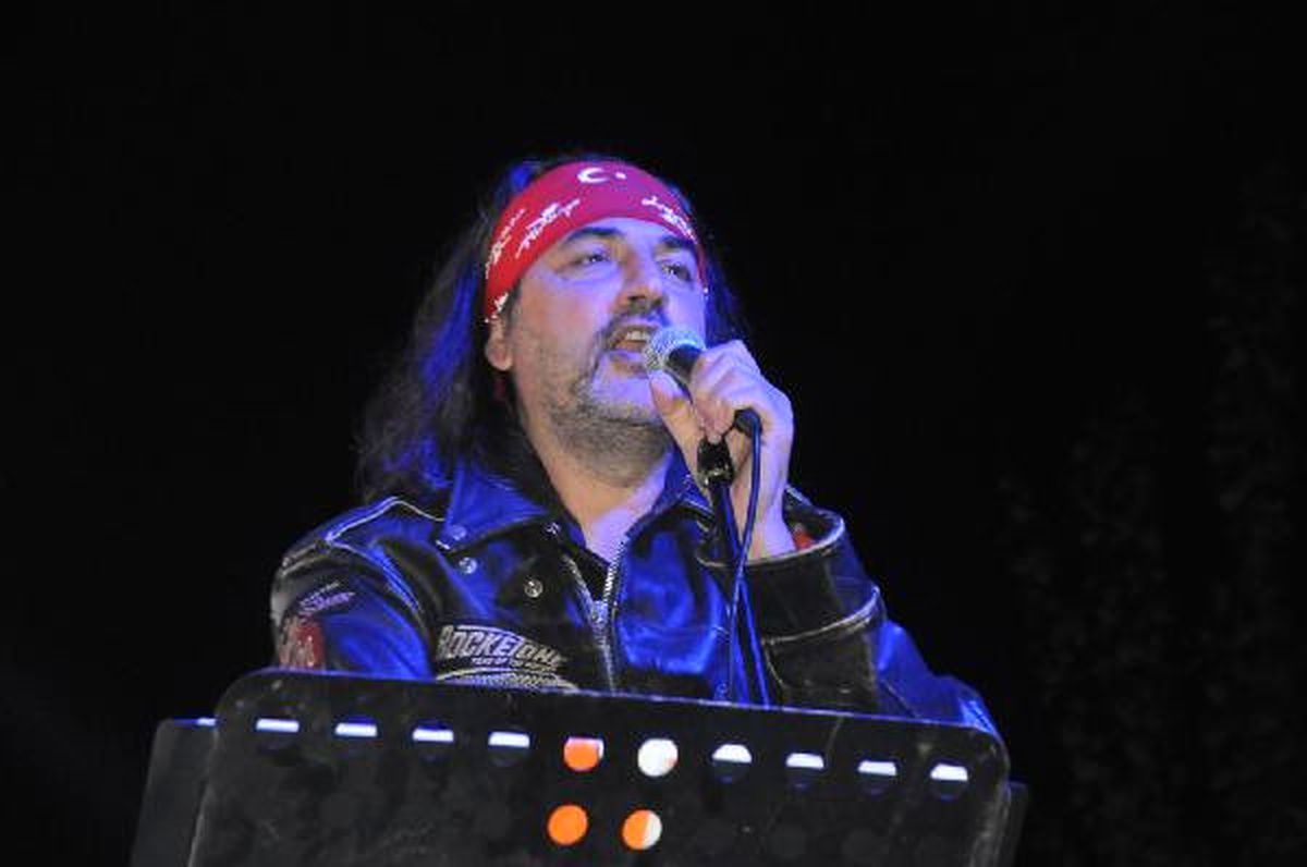 Çelik, Yalova\'da Sahneye Çıktı