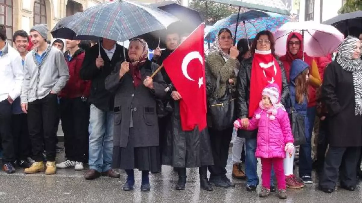 Çorum\'da Yağmur Altında Bayram Coşkusu