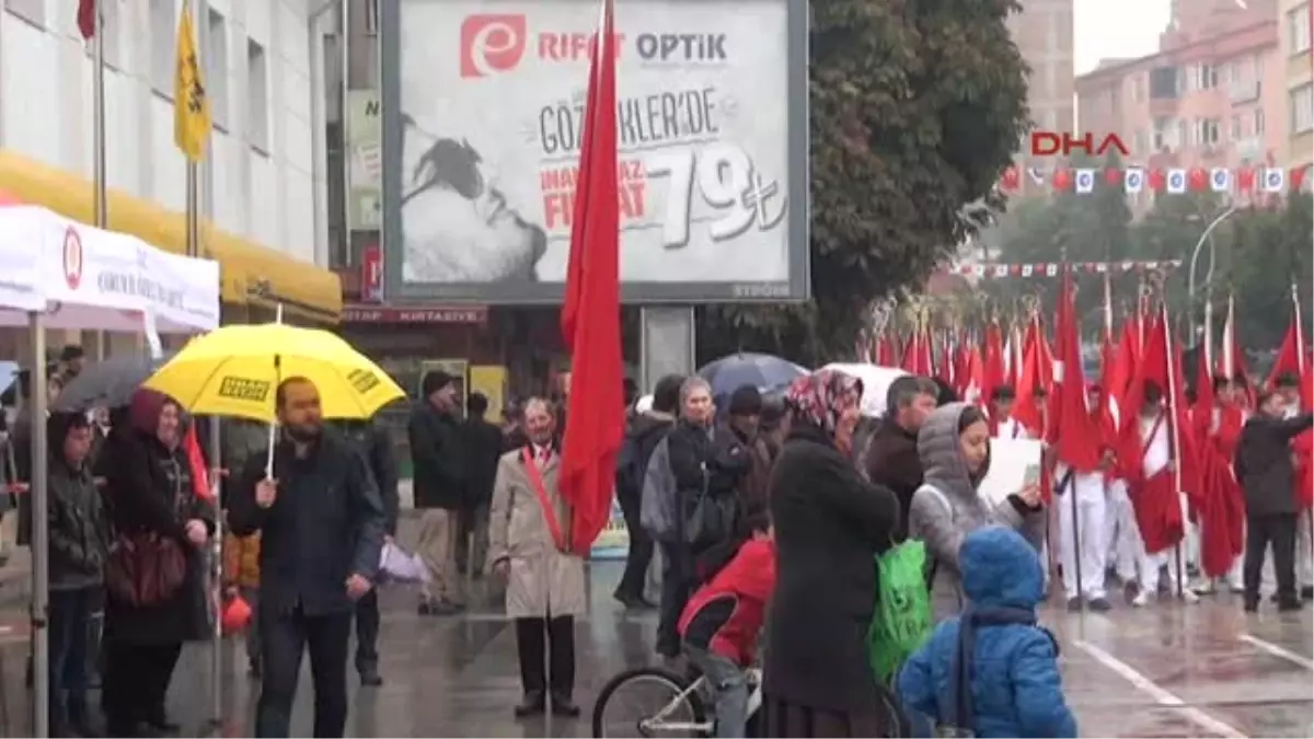 Çorum\'da Yağmur Altında Bayram Coşkusu