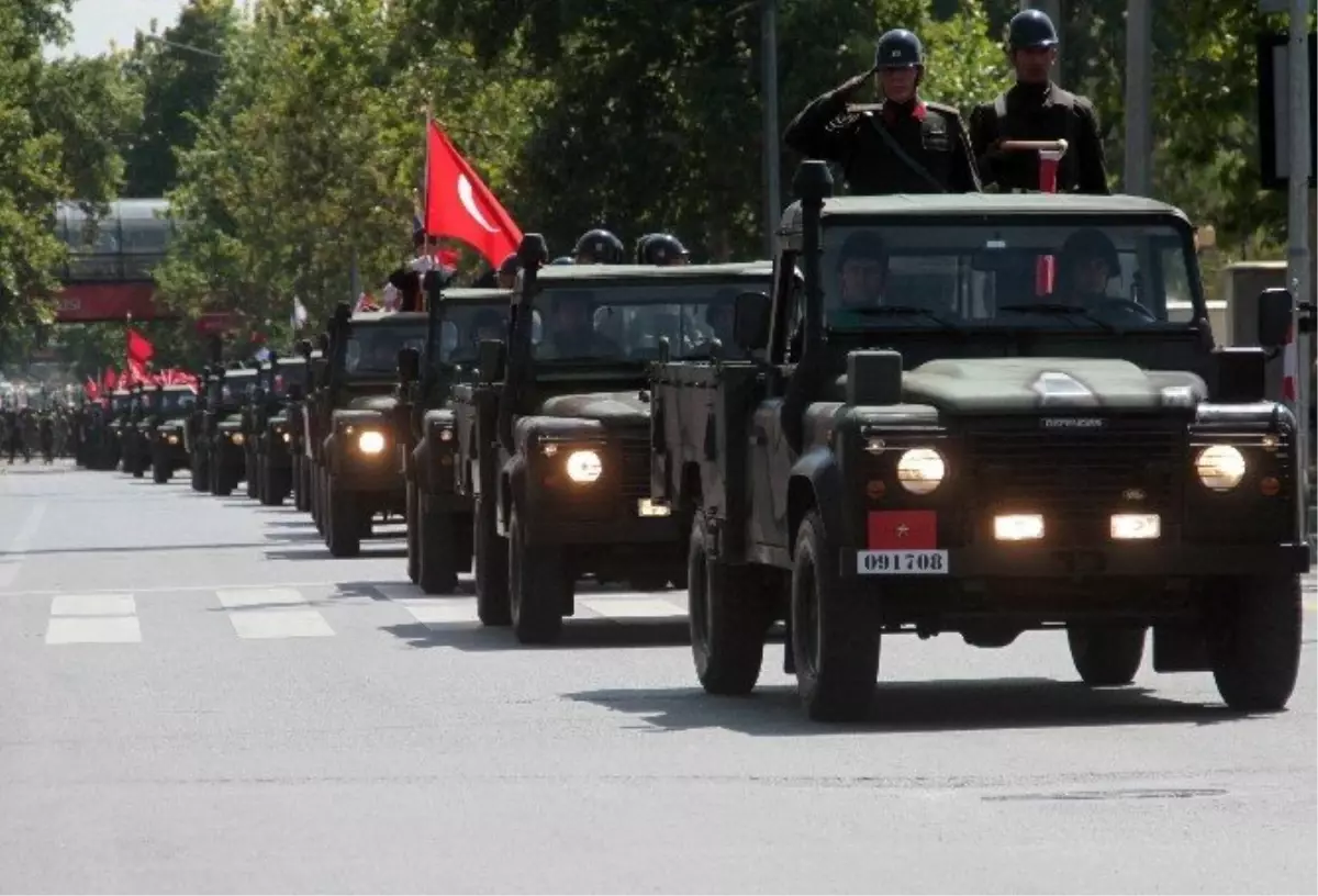 Cumhuriyet Bayramı Geçit Töreni Yeni Meclis\'te Başladı