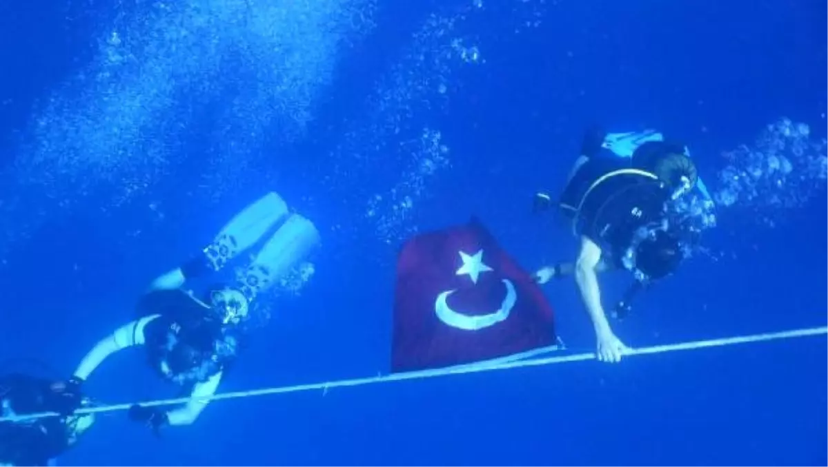 Dalgıçlar, Cumhuriyet Bayramı\'nı Denizin Altında Kutladı