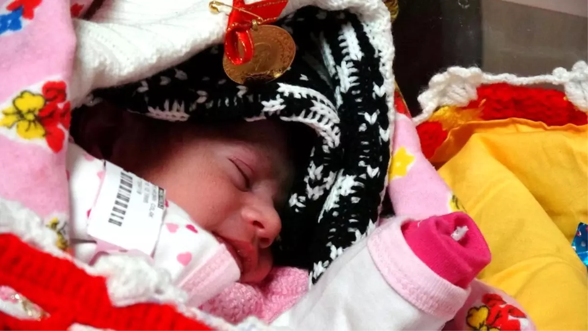 Erdemli Cumhuriyet Bebeğine Altın