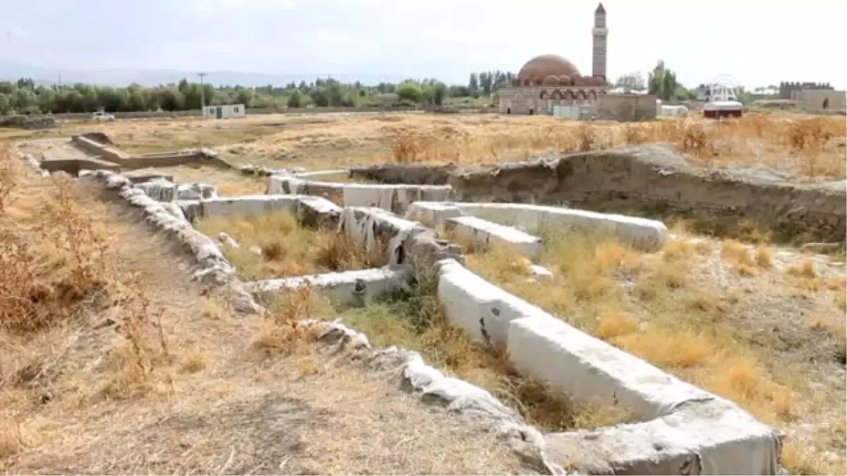 Eski Van Şehrinde "Kamu Binaları" Ortaya Çıkarıldı