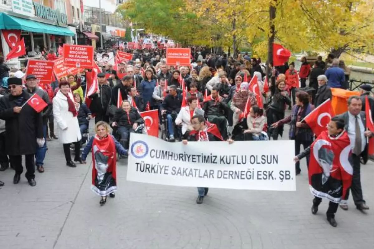 Eskişehir\'de 5 Bin Kişi Cumhuriyet İçin Yürüdü