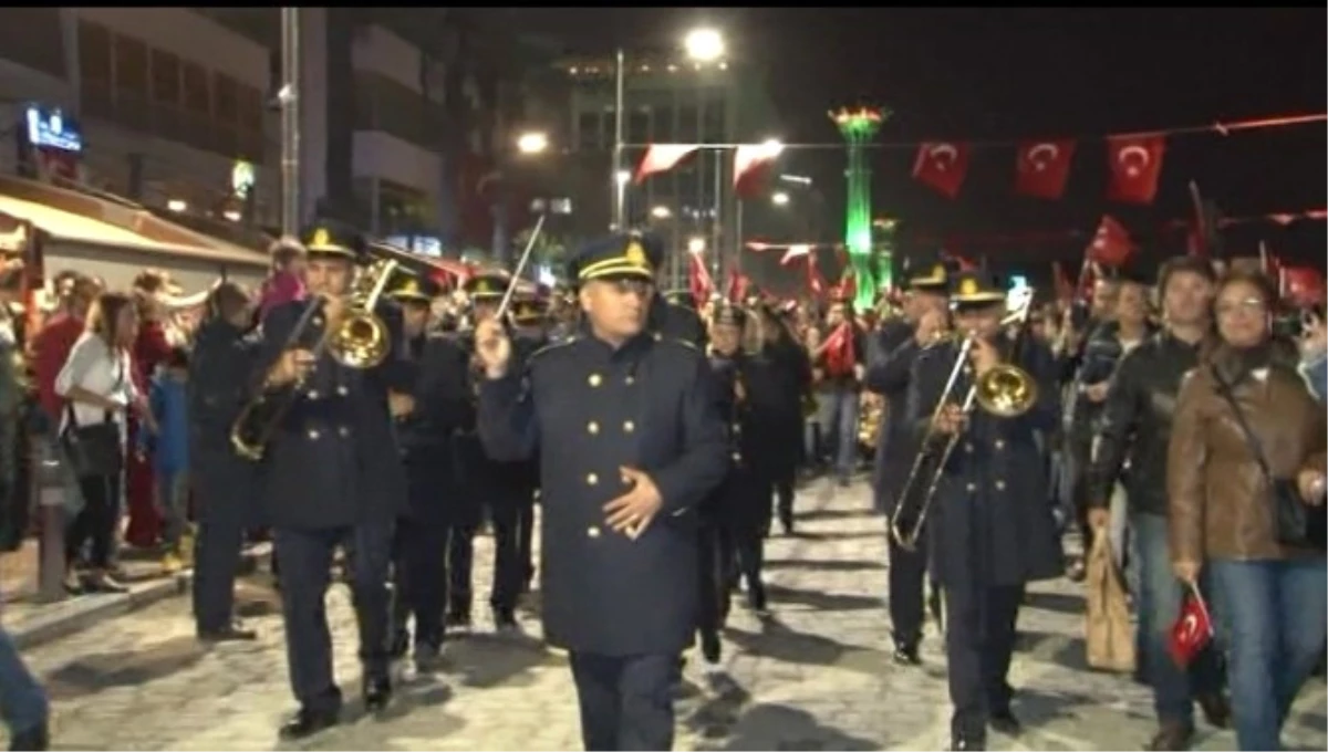 İzmir\'de Cumhuriyet Bayramı Kutlamaları Fener Alayı ve Konserlerle Devam Etti