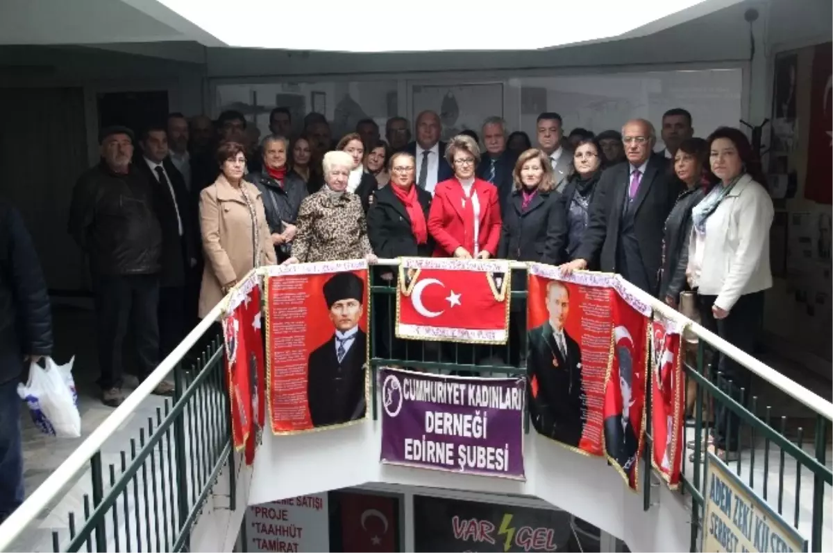 Kadınlar, Cumhuriyet\'e Sahip Çıktı