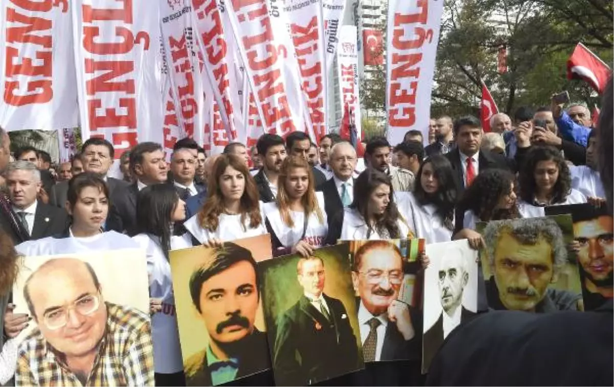 Kılıçdaroğlu, Ankara Garı Önüne Karanfil Bıraktı