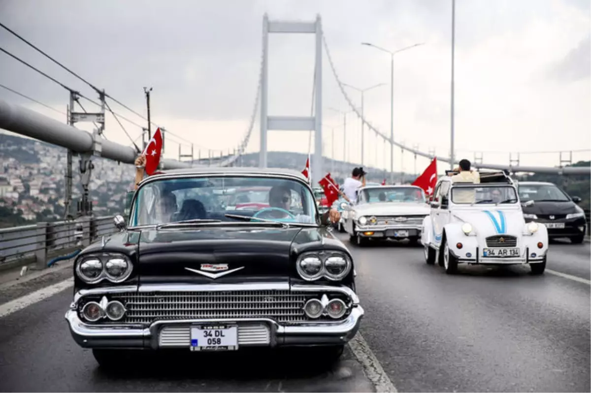 Klasik Otomobillerden Cumhuriyet Konvoyu