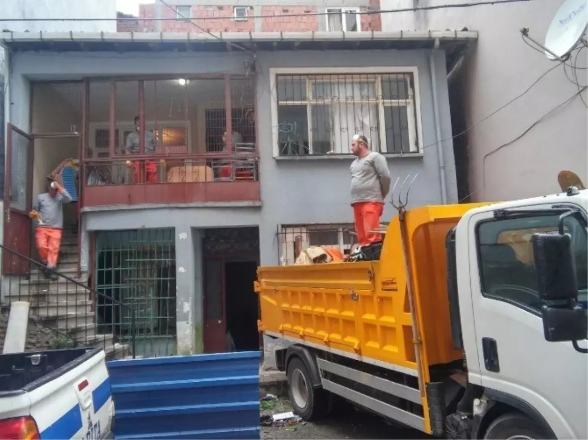 Kocaeli\'de Bir Evden 2 Kamyon Çöp Çıktı