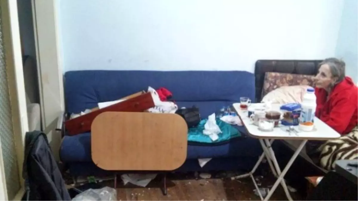 Kocaeli\'de Bir Evden 2 Kamyon Dolusu Çöp Çıktı