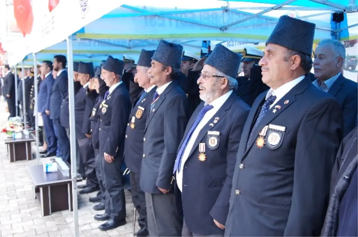 Lapseki\'de Cumhuriyet Bayramı Törenle Kutlandı