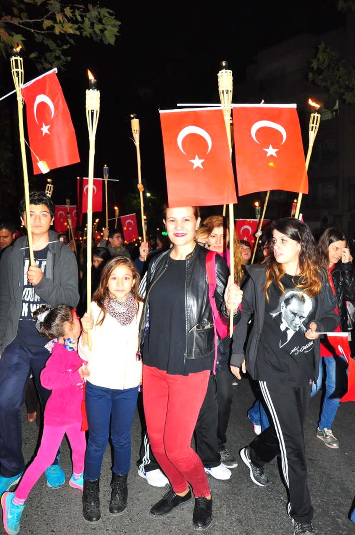 Manisa\'da Cumhuriyet Bayramı 10 Bin Kişilik Fener Alayı ile Kutlandı