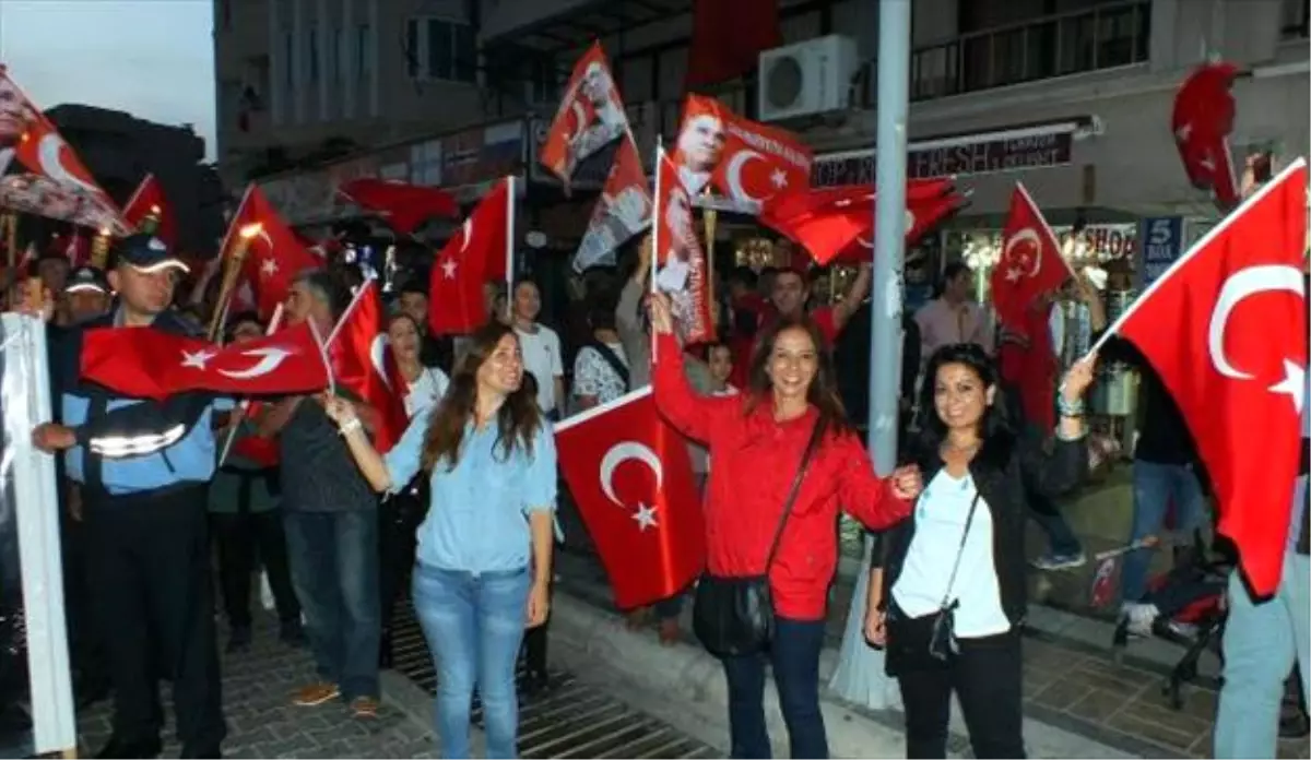 Marmaris\'te 15 Bin Kişi Cumhuriyet İçin Tek Yürek