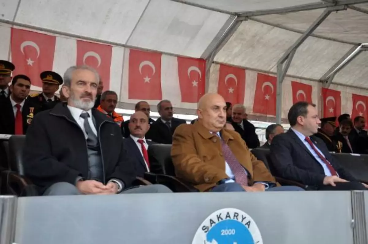 MHP\'li Vekil, AK Parti İl Başkanı\'nın Protokolde Ön Sırada Oturmasına Tepki Göstererek Alanı Terk...