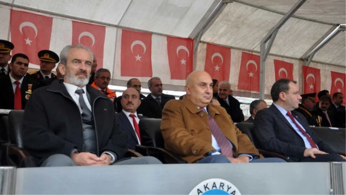 MHP\'li Vekil, AK Parti İl Başkanı\'nın Protokolde Ön Sırada Oturmasına Tepki Göstererek Alanı Terk...