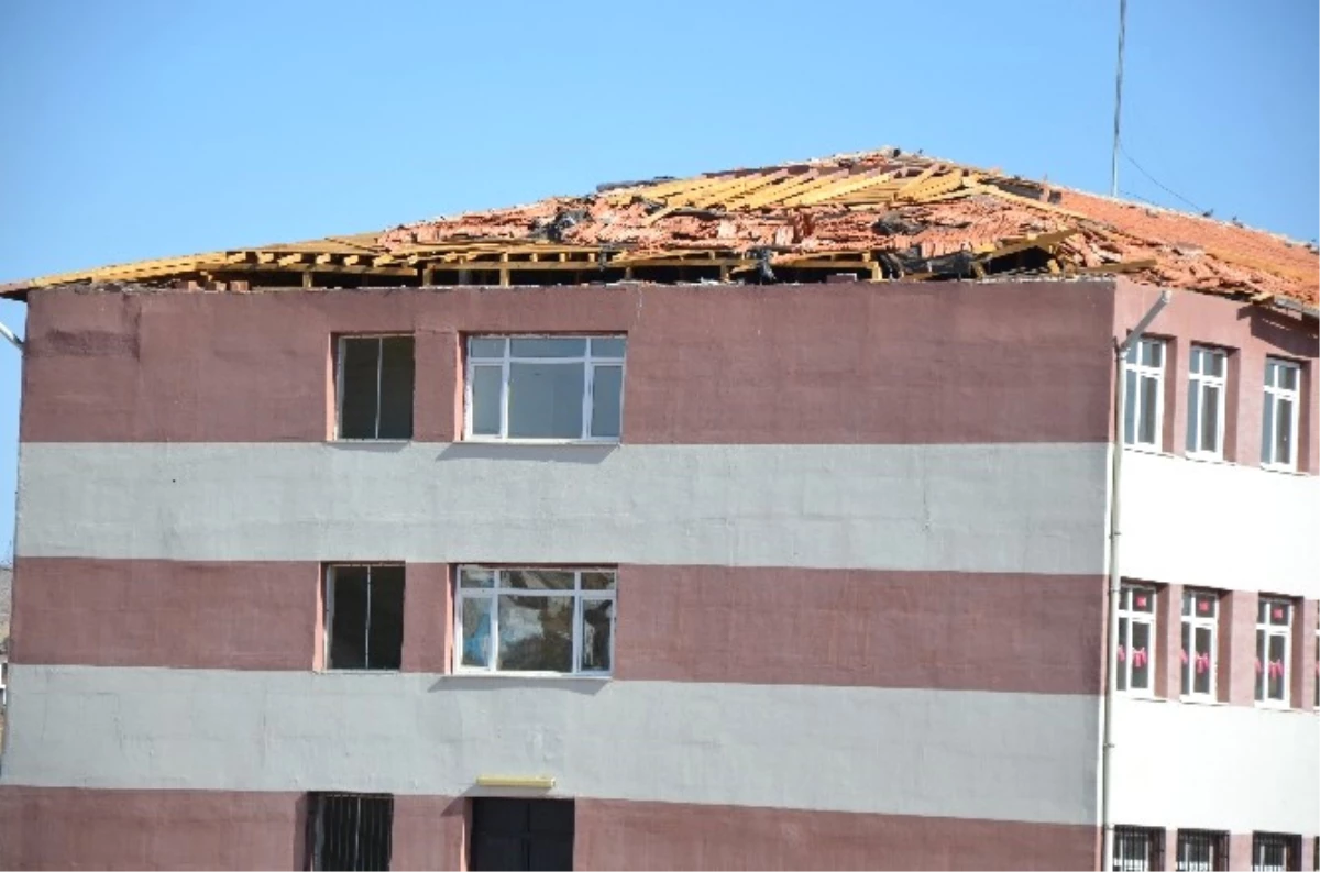 Öğrenciler Tehlike Saçan Çatı Yüzünden Okula Gitmiyor