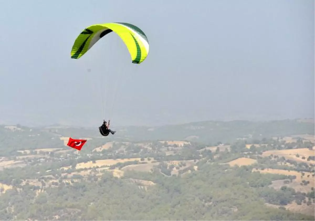 Paraşütçülerin Cumhuriyet Atlayışı Renkli Görüntülere Sahne Oldu