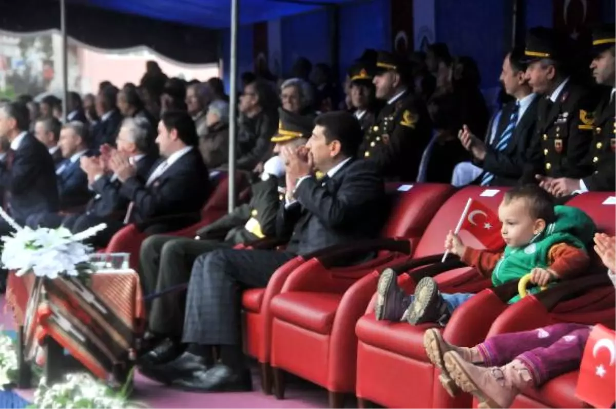 Rize\'de Cumhuriyet\'in 93\'üncü Yıldönümü Törenlerinde Protokolün Minik Konukları