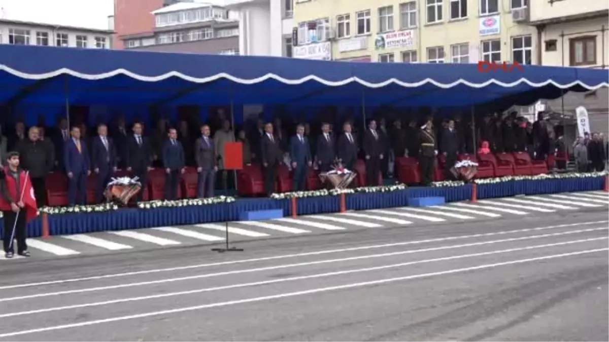 Rize\'de Cumhuriyet\'in 93. Yıldönümü Törenlerinde Protokolün Minik Konukları Ilgi Odağı Oldu