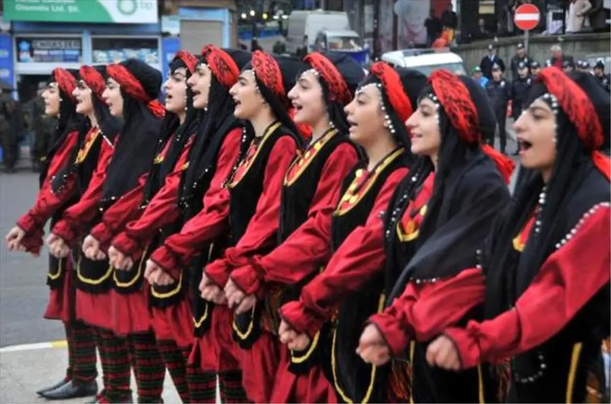 Rize\'de Cumhuriyet\'in 93. Yıldönümü Törenlerinde Protokolün Minik Konukları İlgi Odağı Oldu