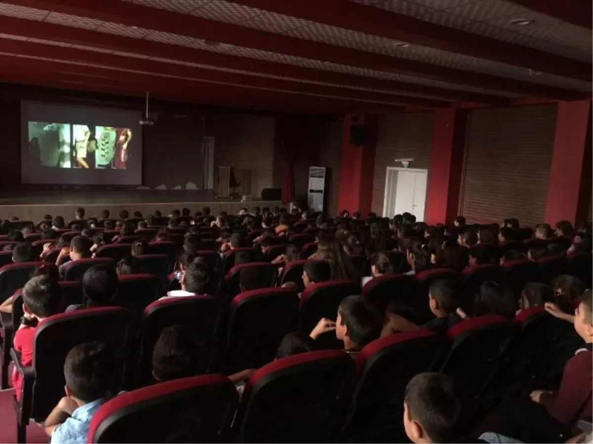 Silopi\'de Öğrenciler Sinema Filmi İzledi
